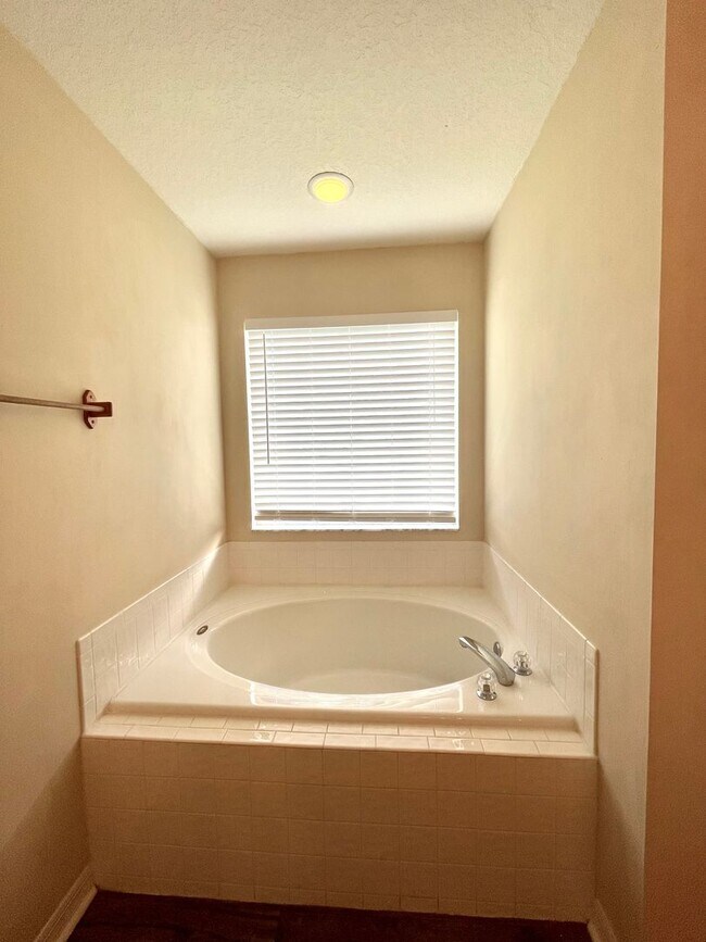 Building Photo - LARGE AND SPACIOUS 4/3 HOME IN EAST ORLANDO WEDGEFIED COMMUNITY