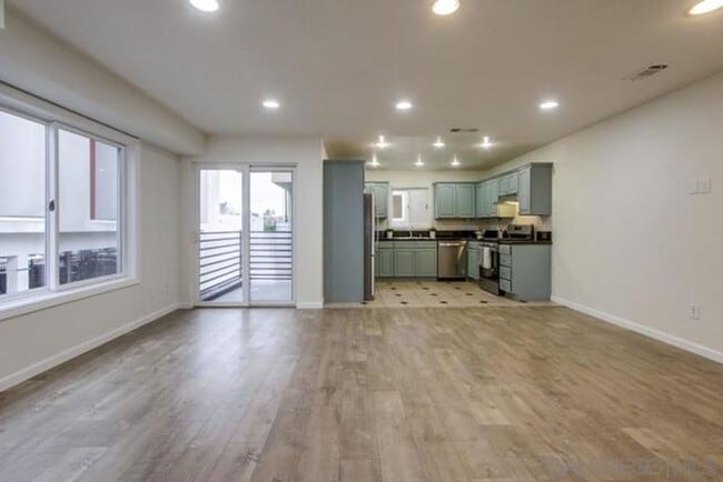 Building Photo - 2 Bed, 1.5 Bath Stunning, Gated Tri-Level ...