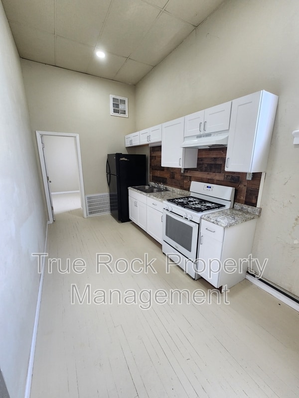 Building Photo - 208 E MAIN, Apt #3 (BILLS PAID- not including tv or wifi)