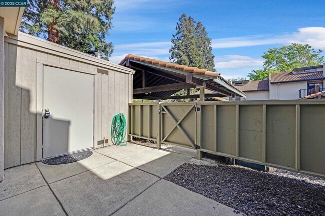Building Photo - 1668 Parkside Dr