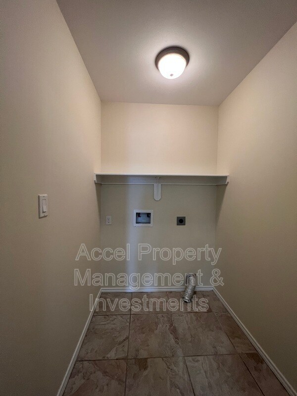 Building Photo - 4516 E Quail St