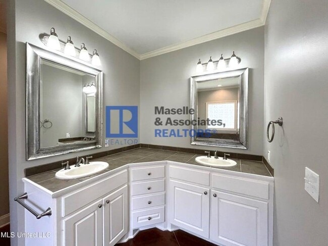 Building Photo - 3 bedroom/2 bath house in 042 Brandon!