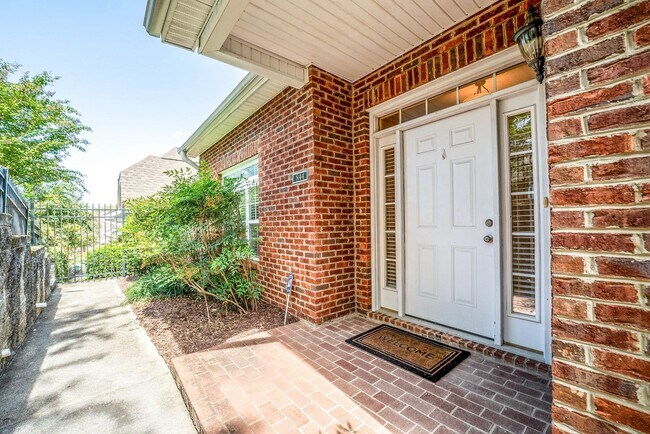 Building Photo - West Hills House 3BR/ 2.5BA, 2 Car garage, primary bedroom on main level