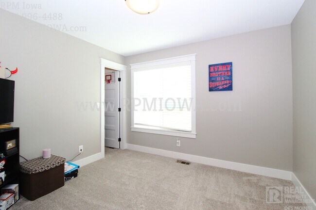 Building Photo - Over 2500 Square feet!!! 4 Bedroom, 2.5 Bath Home in Ankeny