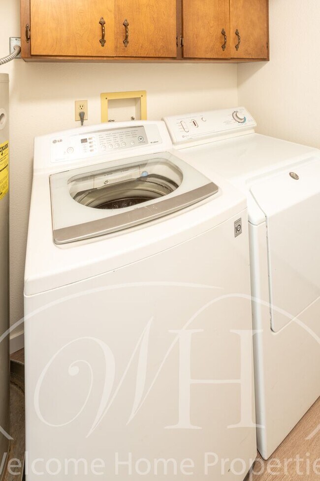 Building Photo - 2 Bedroom Duplex Apartment with Garage and...