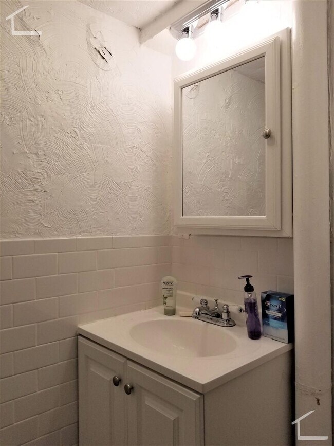 Building Photo - Allston 4 bed 1.5 Bath - 9/1