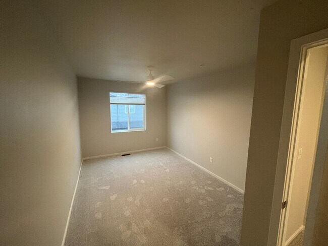 Building Photo - Beautiful 3 Bed 2.5 Bath Townhome in North East Fort Collins!