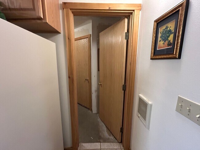 Building Photo - Beautiful Furnished 2 Bedroom Basement Apa...