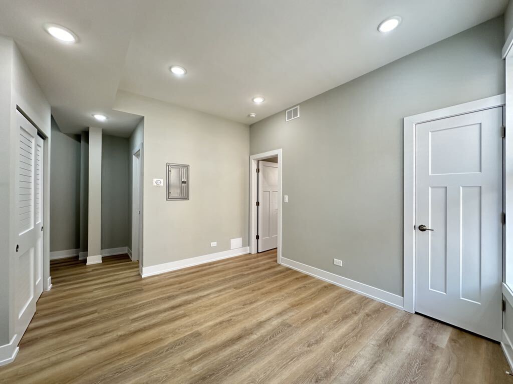 Building Photo - 437 W Belden Ave