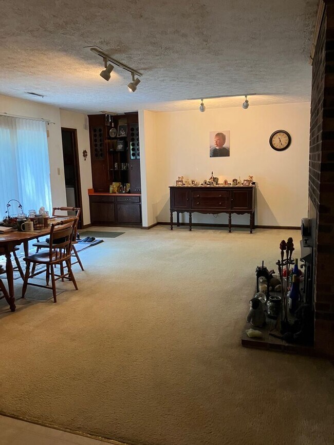 Building Photo - 4852 Rosewell Dr