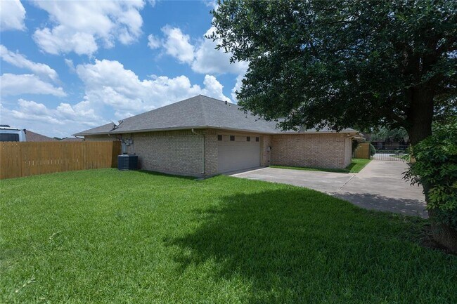 Building Photo - 4910 Ledgestone Dr