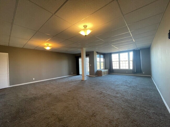 Building Photo - Town Home For Rent Bellevue!