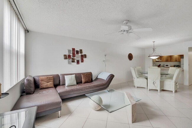 Building Photo - 600 Egret Cir