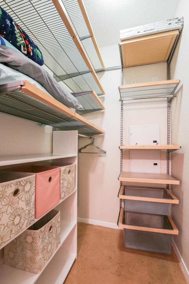 Building Photo - 910 W 25th St