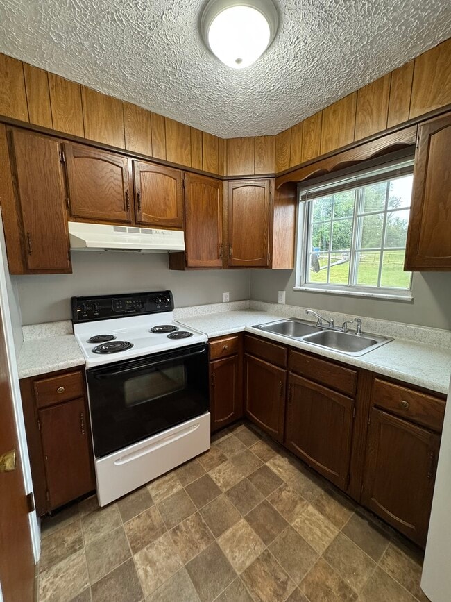 Building Photo - 5031 W Pea Ridge Rd