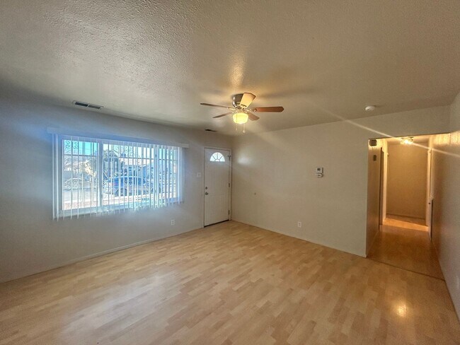 Building Photo - 3BD/1BA Home with Newly Remodeled Kitchen