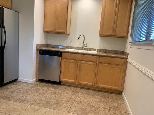 Building Photo - 3 bedroom 2 bath home with HUGE yard in Orangevale