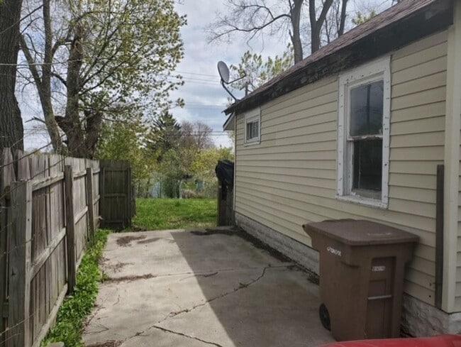 Building Photo - 1 Bedroom Home In Pontiac