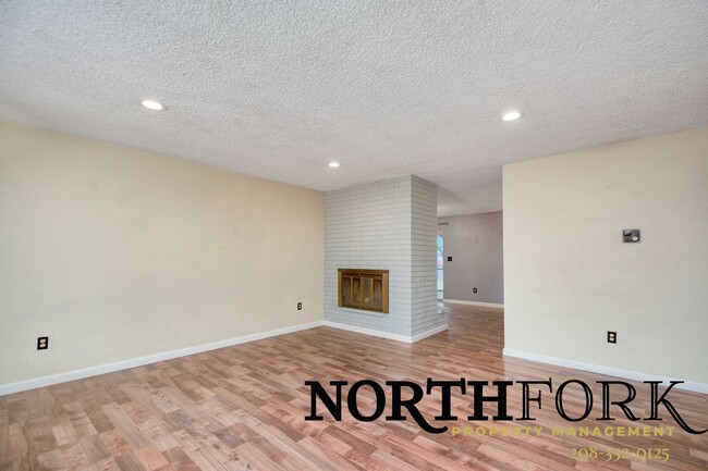 Building Photo - Conveniently located Nampa home, central t...