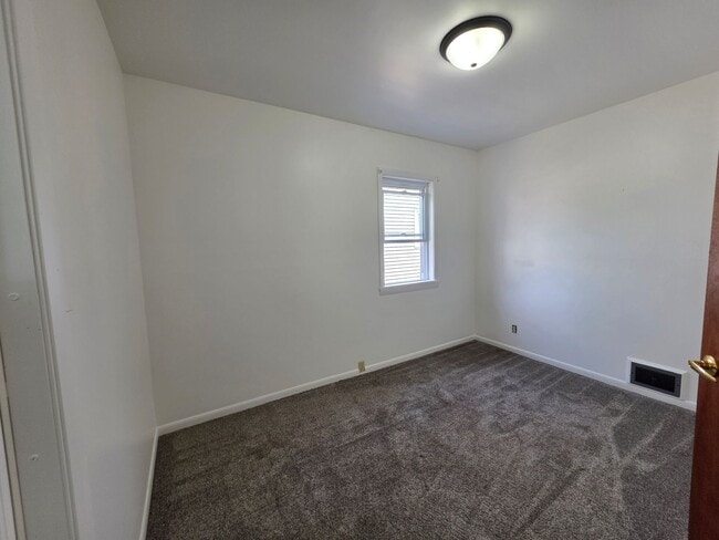 Building Photo - 4 Bed 2 Bath Single Family Home in Wiscons...