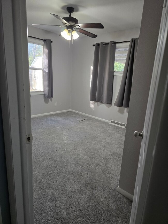 Building Photo - 3 BED 1.5 BATH HOME IN PARK CITY