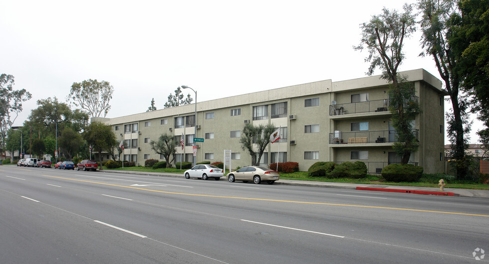 Primary Photo - Oak Tree Apartments