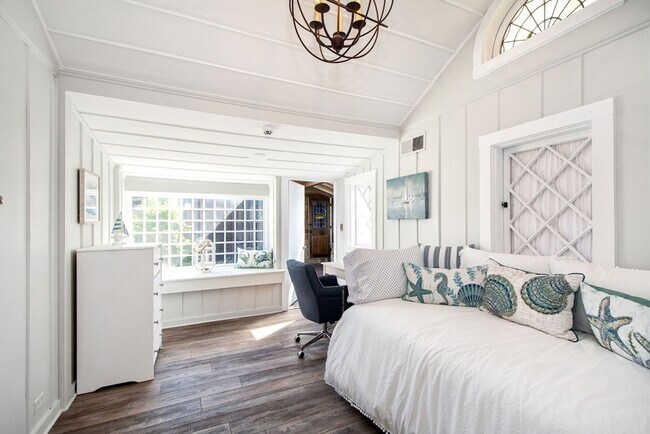 Building Photo - 19 Hobart Ln