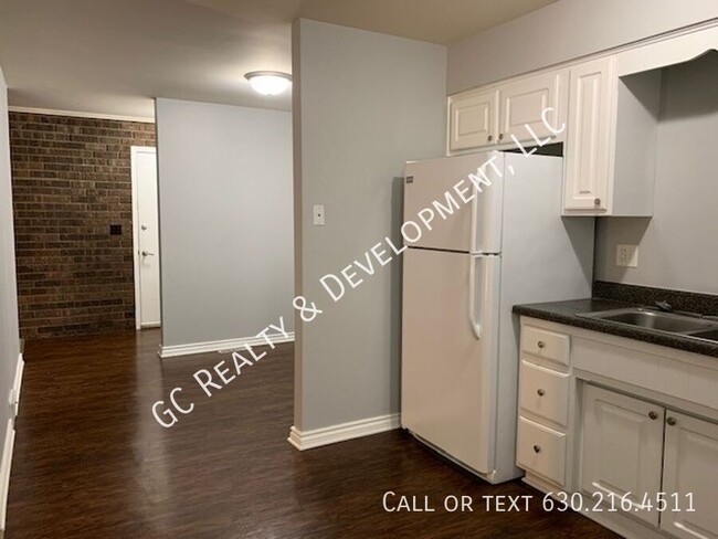 Building Photo - ***GENEVA LOCATION / 2BDRM - 1BTH / LAUNDR...