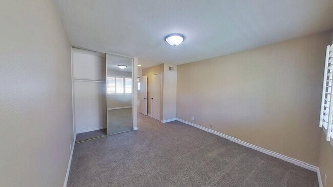 Building Photo - Spacious 2 Bed 2.5 Bath Townhouse in Irvine!
