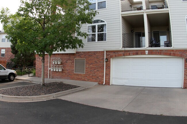 Building Photo - 1662 S Deframe St