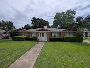 Building Photo - 604 Oak St