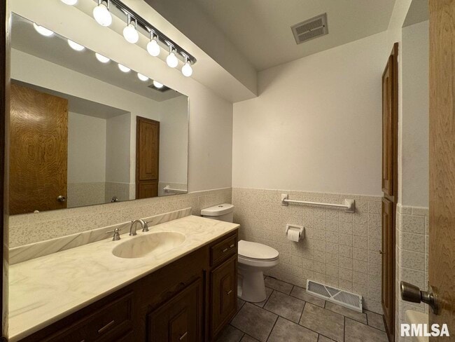 Building Photo - 3816 Ridgewood Dr