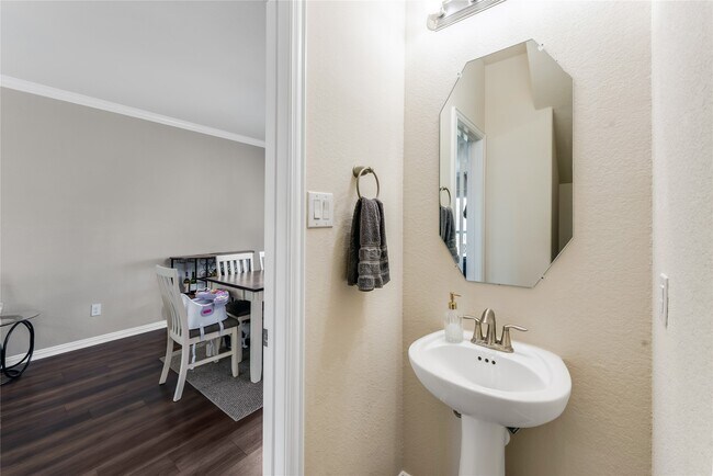 Building Photo - 512 Forest Village Cir