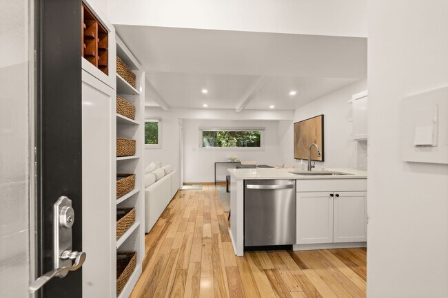 Building Photo - 814 W Bleeker St