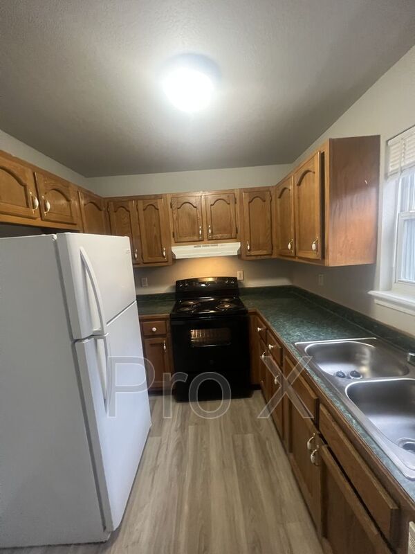 Building Photo - *OR 2216 E 8th St 1-4