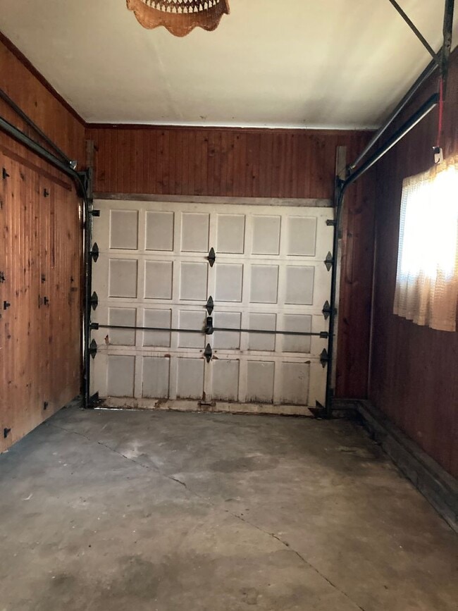 Building Photo - Move in bonus! Charming two story 2 bedroom home