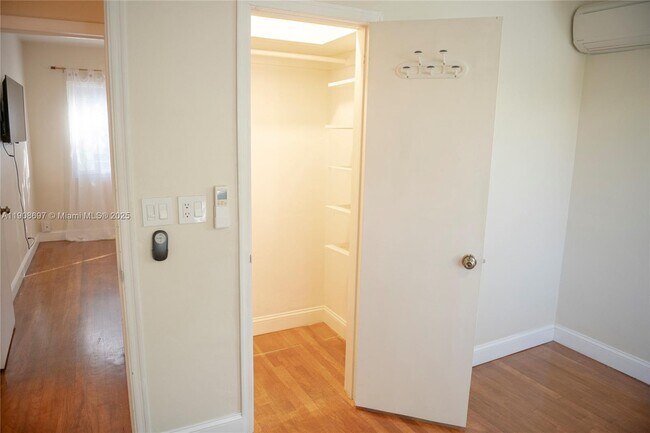 Building Photo - 10078 E Bay Harbor Dr