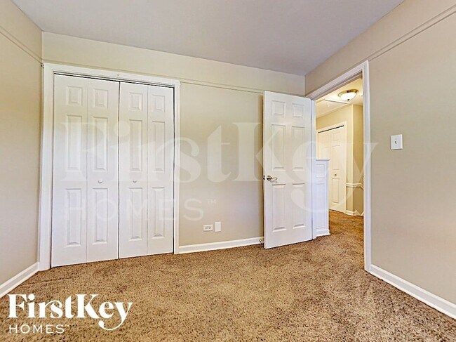 Building Photo - 28W608 Bolles Ave