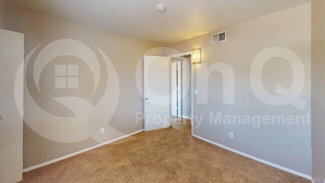 Building Photo - 1810 E Blacklidge Dr