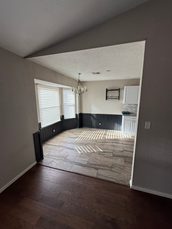 Building Photo - 3213 E Oakridge St