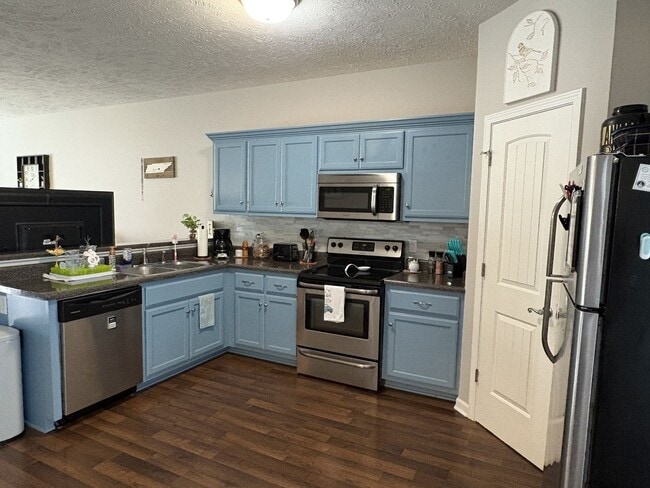 Building Photo - Upscale Townhome Near I-24