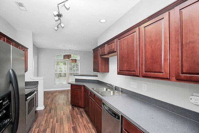 Building Photo - 2BD/2.5BA End Unit Townhome in Blakeney Greens!