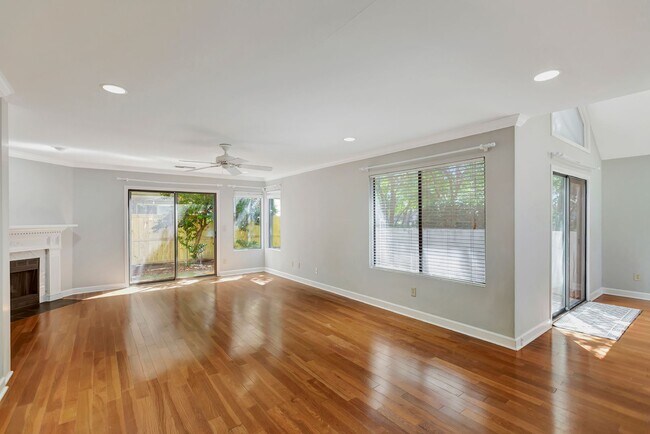 Building Photo - Prime Location Near Ravenel Bridge & Charl...