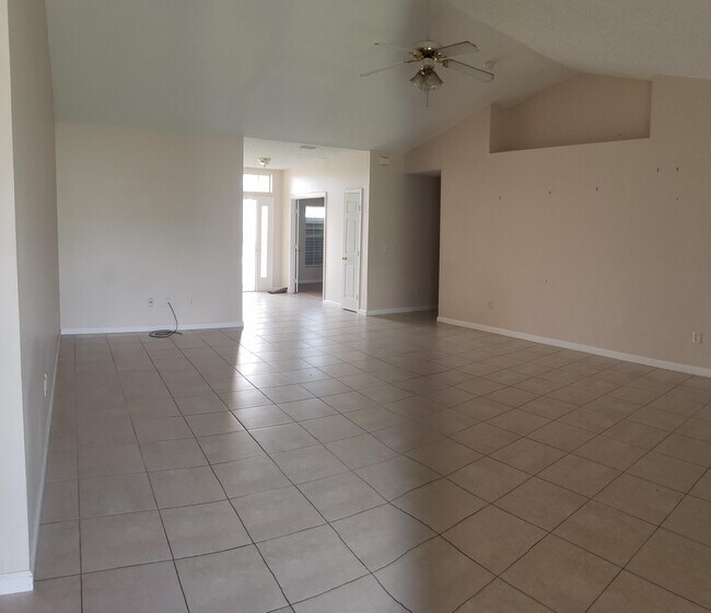 Building Photo - 529 SW Baoy Ave