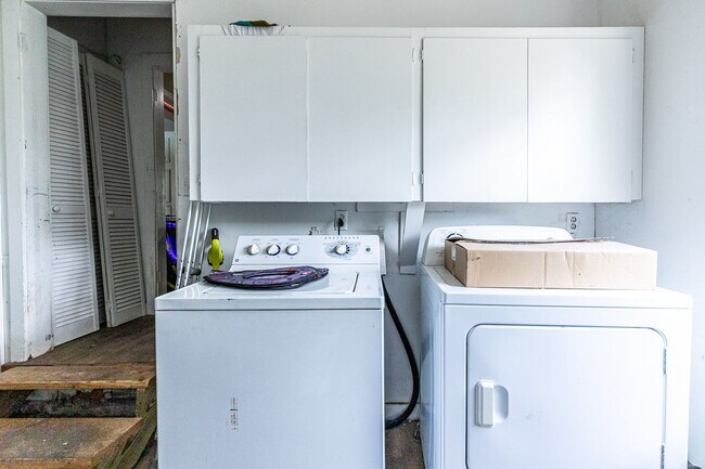 Building Photo - Pre-Leasing Summer 2023: Spacious 4/2,