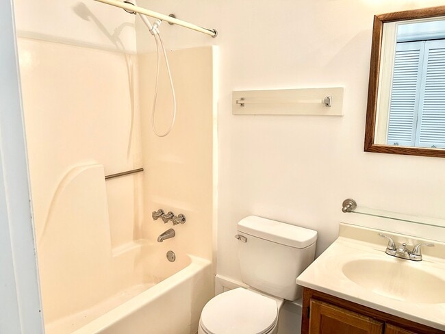 Building Photo - 733 Pinewood Dr