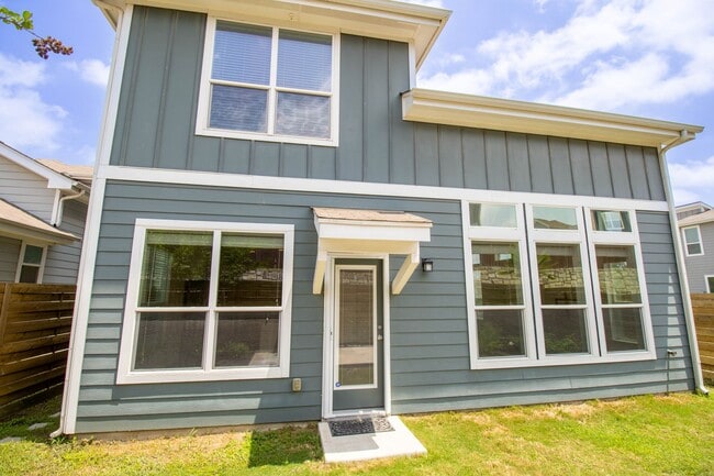 Building Photo - Amazing and peaceful 3/2.5 home in Austin!