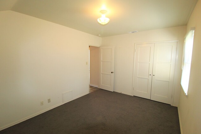 Building Photo - Quaint Home in Desirable Midtown Neighborhood!