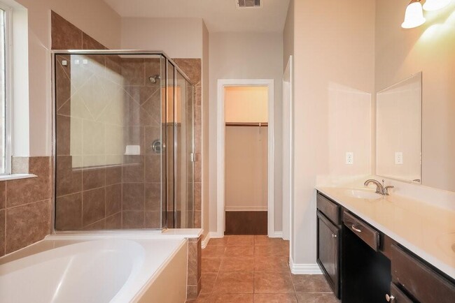 Building Photo - 9202 Hidden Lake Cir