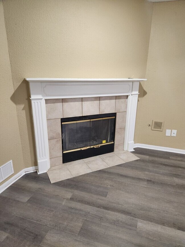 Building Photo - Nice 2 bedroom 2 1/2 bath Town house